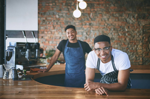 Štěstí začíná pivem. dva sebevědomí mladí muži pracující v kavárně - Fotografie, Obrázek
