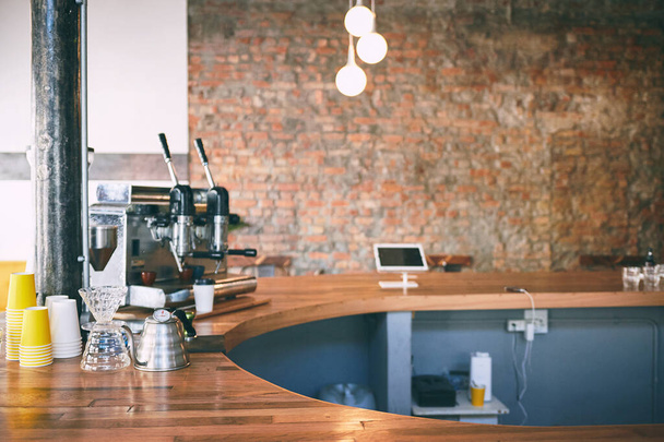 Sahne küçük işletmelerin başarısı için hazırlandı. Boş bir kafede, tezgahın üzerinde bir kahve makinesi. - Fotoğraf, Görsel