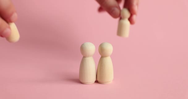 Duma matek i lesbijskich rodzin adoptowanych dzieci. Drewniane figurki zabawki symbolizują dwie kobiety i wychowywanie dzieci wraz z miłością - Materiał filmowy, wideo