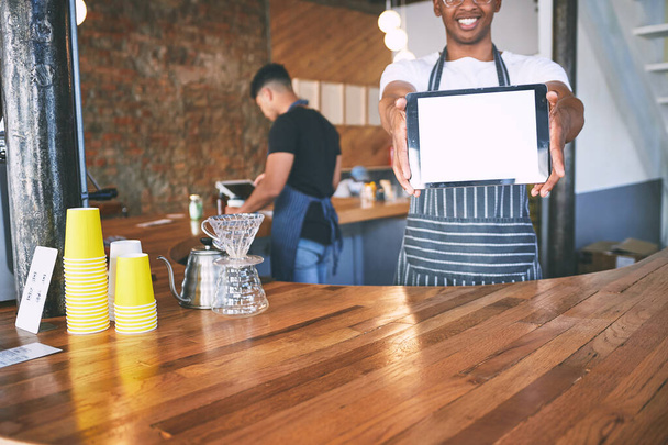 Мы принимаем заказы онлайн. мужчина, работающий в кафе, показывает цифровую тарелку с экраном-блокнотом - Фото, изображение