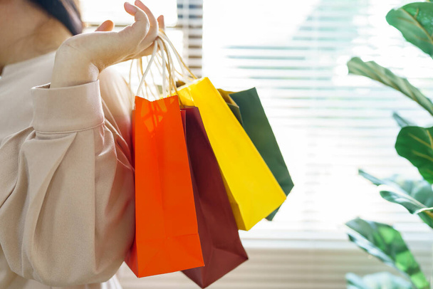 Frau mit Einkaufstüten. Konsumgüter einkaufen - Foto, Bild