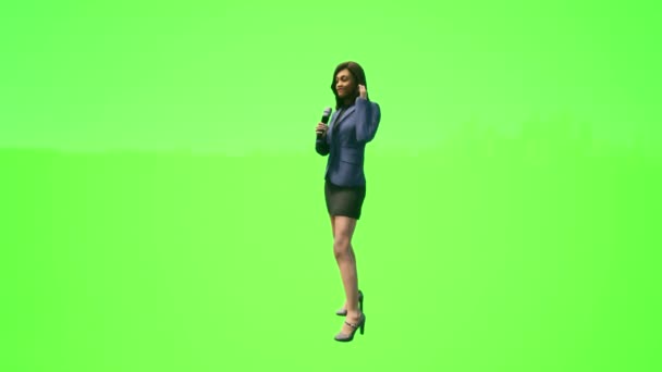 3d people green screen female reporter explaining the incident from the rear view - Footage, Video