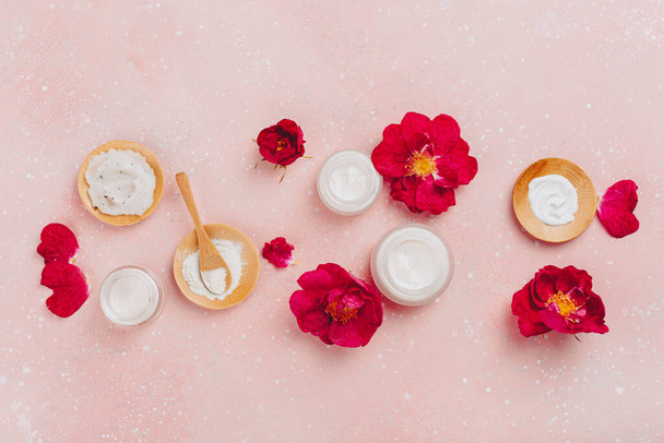 productos para el cuidado de la piel y flores de rosa perro. cosméticos naturales para el tratamiento de spa en casa - Foto, Imagen
