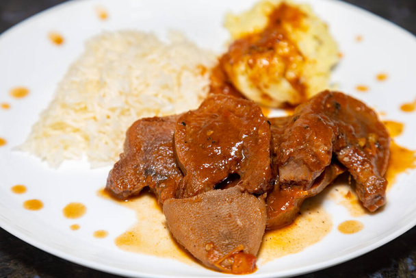 Tradiční rustikální brazilské jídlo, hovězí jazyk v madeirské omáčce s bramborovou kaší a rýží - Fotografie, Obrázek
