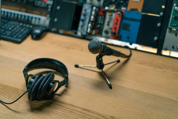 professionnel studio d'enregistrement égaliseur microphone écouteurs close-up équipement d'enregistrement ingénieur du son - Photo, image