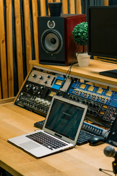 Un mixer del pannello di controllo dello studio di registrazione con pulsanti parafanghi equalizzatore per la trasmissione della registrazione della canzone - Foto, immagini
