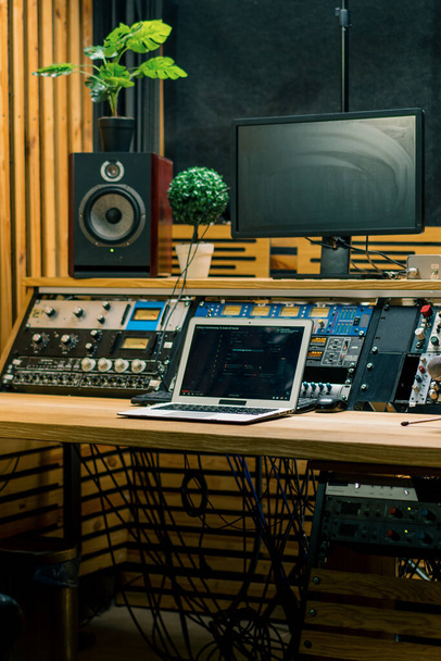 Hangfelvevő stúdió vezérlőpult keverő kiegyenlítő fadergombbal a dal felvételének közvetítéséhez - Fotó, kép