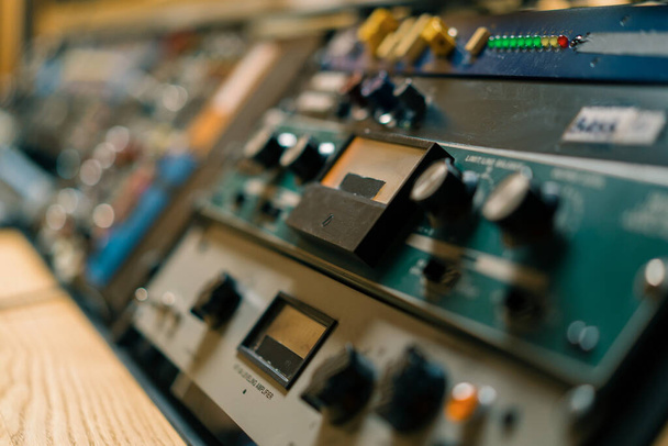 anciens affichages de compteurs de volume analogiques professionnels dans un studio d'enregistrement mesurant des décibels en gros plan - Photo, image