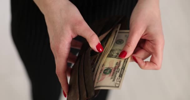 La mano de mujer saca y cuenta los billetes americanos del bolso. Control financiero de los gastos - Imágenes, Vídeo