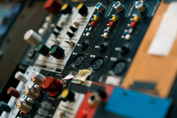 Misturador de controle remoto Ajuste o nível de volume de som Criação de música Equalizador Botão Gravação Estúdio Estilo Retro - Foto, Imagem