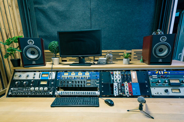 Un mixeur de panneau de contrôle studio d'enregistrement avec un égaliseur faders boutons pour diffuser l'enregistrement de la chanson - Photo, image