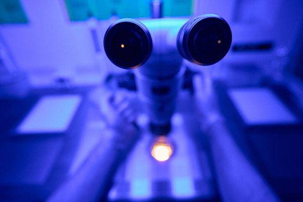 Pov a equipo especial de laboratorio, microscopio de alta calidad con lentes micro y macro para un mejor estudio - Foto, Imagen