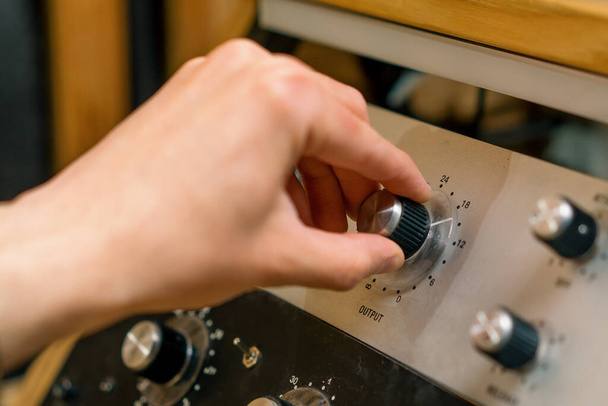 Ingegnere del suono utilizzando cursori mixer audio digitale Ingegnere premendo i tasti aggiungere il volume del pannello di controllo - Foto, immagini