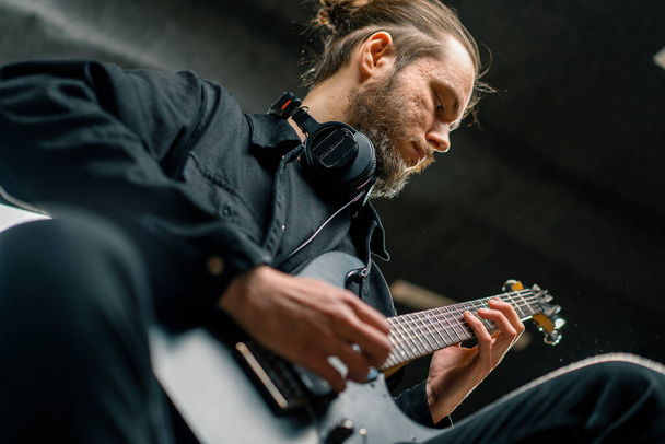 rockový umělec s elektrickou kytarou v nahrávacím studiu nahrávání vlastní skladby hudební nástroje struny melodie - Fotografie, Obrázek