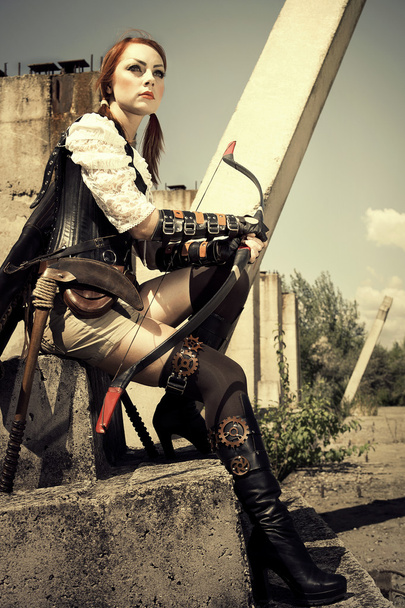 Redhair piękna kobieta wojownik gospodarstwa w jej rękach łuk i arr - Zdjęcie, obraz