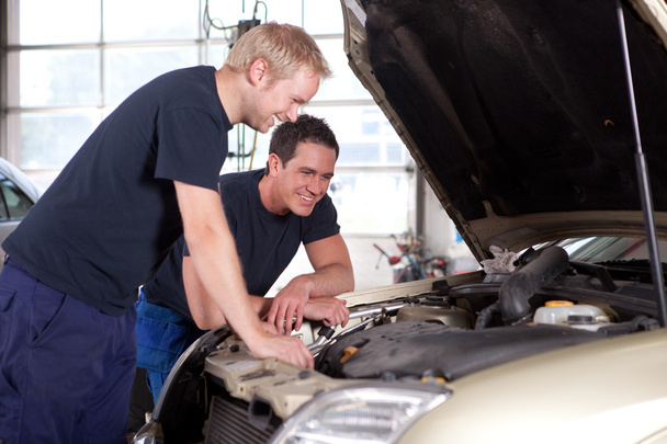 Mechanics in Auto Repair Shop - Zdjęcie, obraz
