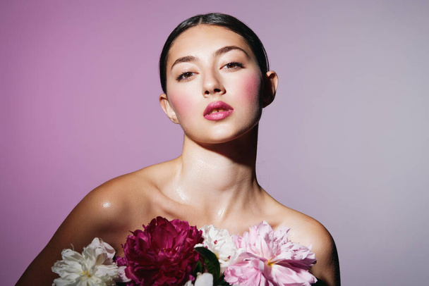 девушка женщина румянец романтический стиль губы цветок здоровой леди привлекательный макияж свежий спа розовая красота косметический глаз модель брюнетка портрет лица - Фото, изображение