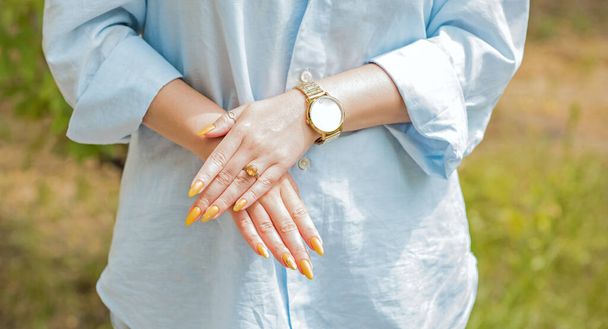 Жовті цвяхи. Поняття манікюру. Весняне літо ідеї для жінок, краса і догляд за руками
   - Фото, зображення