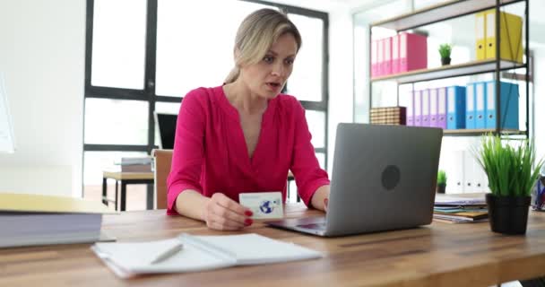 Frustrovaná žena sedící u laptopu s kreditkou. Chyba platby online - Záběry, video