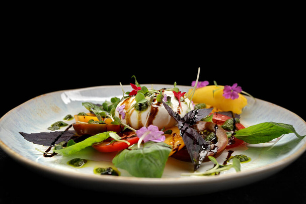 Fromage burrata appétissant accompagné de légumes vibrants et d'herbes parfumées - Photo, image