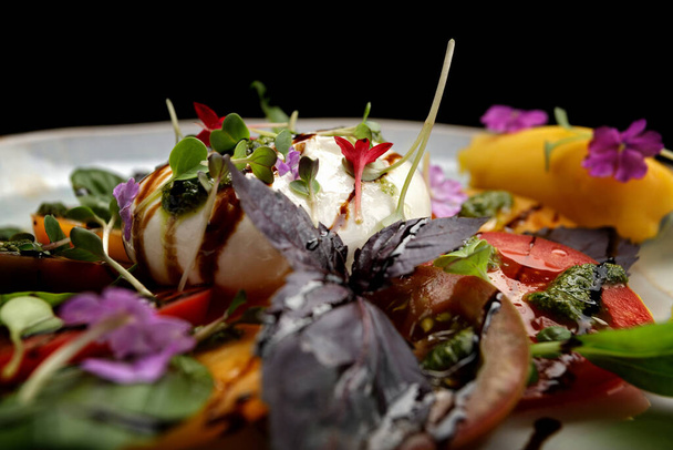 Сыр буррата с аппетитными овощами и душистыми травами - Фото, изображение