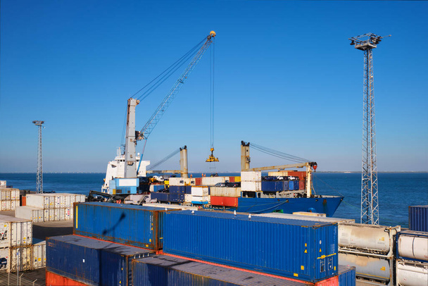 Sanayi limanında yük konteynırları ve arabalarla dolu ticari konteynır gemisi. Lizbon, Portekiz - Fotoğraf, Görsel