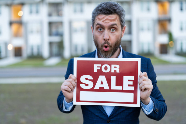 shocked sale property by salesman. man salesman hold board for sale property. sale property by salesman outdoor. photo of salesman with for sale board. - Fotoğraf, Görsel