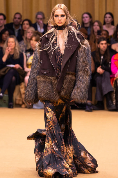 MILAN, ITALY - FEBRUARY 22: A model walks the runway at the Roberto Cavalli fashion show during the Milan Fashion Week Womenswear Fall/Winter 2023/2024 on February 22, 2023 in Milan, Italy. - Φωτογραφία, εικόνα