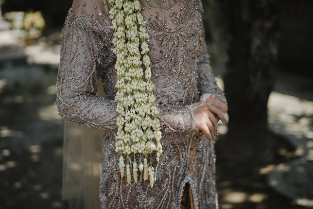 Madiun, východní Jáva, Indonésie 3. června2021. Svatební dekorace ze dřeva zdobené čerstvými květy. Je vyroben tak, aby zkrášlil svatební den, který je uspořádán spolehlivým organizátorem svatby. - Fotografie, Obrázek