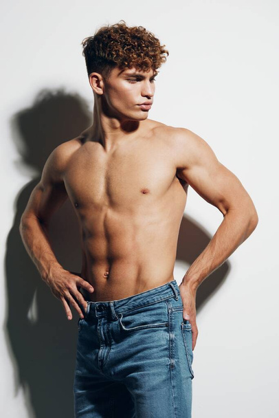 homme personne jeune fort modèle fond nu athlétique gars sain muscle sourire fond gris bodybuilder jeans - Photo, image