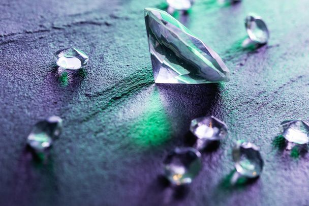 Diamantes diferentes com luz roxa
 - Foto, Imagem