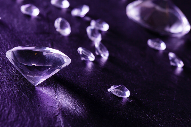 Different diamonds with purple light - Foto, Imagen
