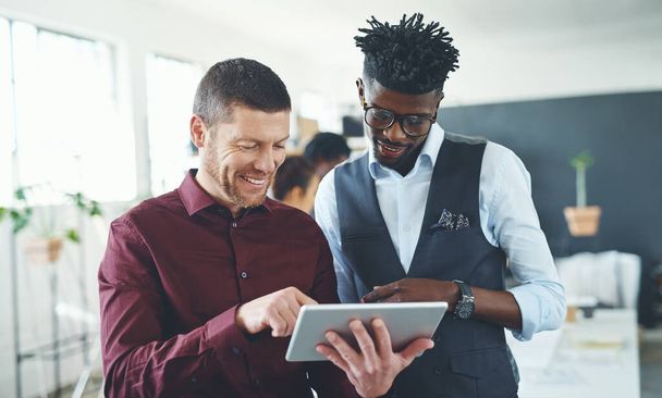 Como se chama este aplicativo. dois empresários trabalhando juntos em um tablet digital em um escritório - Foto, Imagem