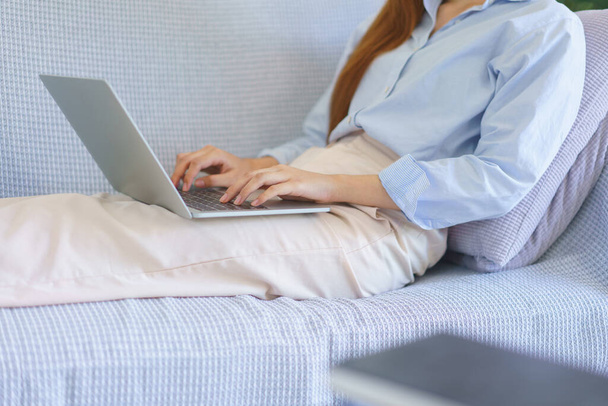 Domácí kancelář koncept, Businesswoman ležící na gauči na psaní marketingový plán zprávu o notebooku. - Fotografie, Obrázek