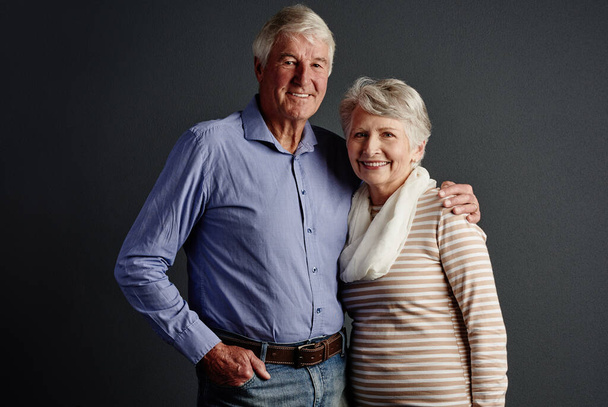 Só nós os dois. Retrato de estúdio de um casal idoso afetuoso posando contra um fundo cinza - Foto, Imagem