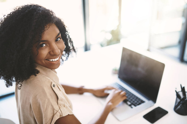 Leidenschaft macht den Unterschied. Porträt einer jungen Geschäftsfrau mit einem Laptop an ihrem Schreibtisch in einem modernen Büro - Foto, Bild