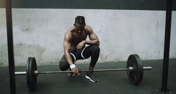 ジムでのトレーニング、運動、強力なワークアウトのためのバーベル付きの重量挙げ、ボディビルダーと黒人男性。挑戦、健康と体の強さのための重みを持ち上げるフィットネス、筋肉や男性. - 写真・画像