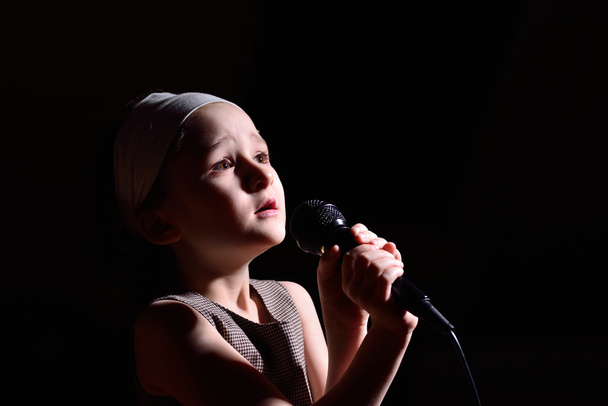 Menina cantando
 - Foto, Imagem