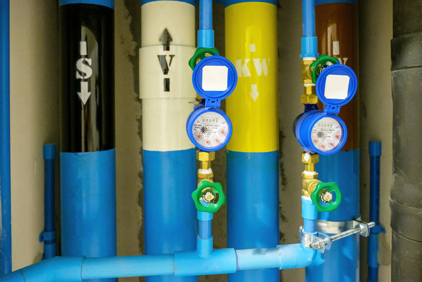 Wasserleitungssystem und Zähler im Gebäude - Foto, Bild