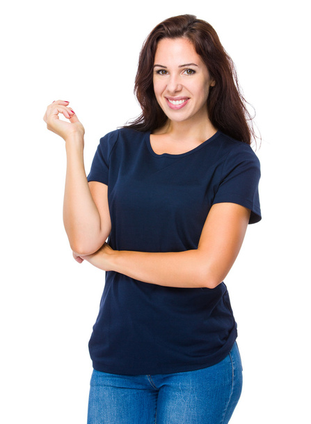 Белая женщина в синей футболке
 - Фото, изображение