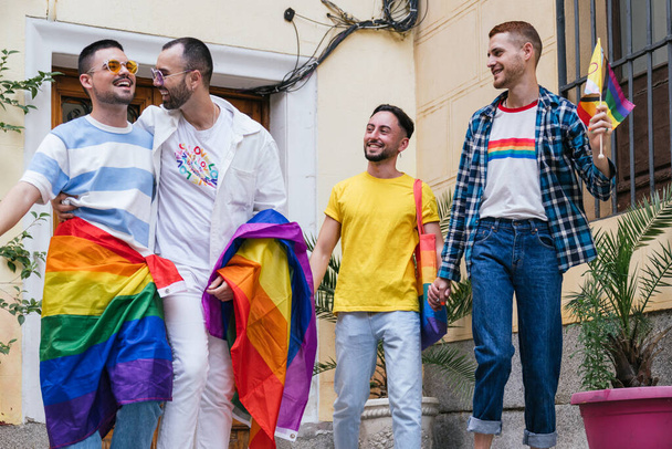 Веселі гей-пари радіють щастям, коли вони приймають любов і рівність, з гордістю демонструючи ЛГБТК символи і аксесуари.. - Фото, зображення