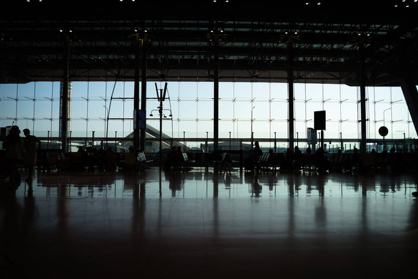 Silhouette der Passagiere am Flughafen und im Flughafenterminal. - Foto, Bild