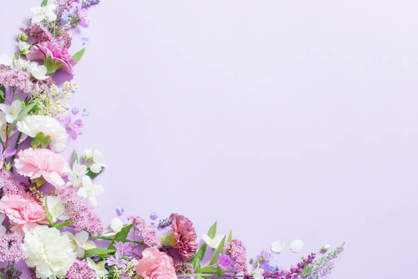 beautiful summer flowers on light purple background - Фото, зображення