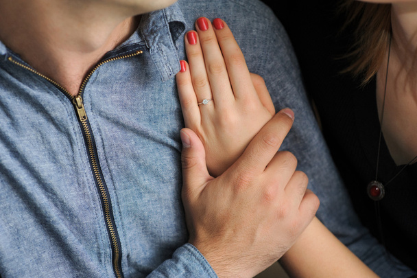 Verlobtes Paar hält Händchen im Restaurant - Foto, Bild