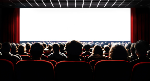 Kino prázdná široká obrazovka a lidé v červených židlích v kinosálu. Rozmazané Lidé siluety sledující filmové představení. - Fotografie, Obrázek