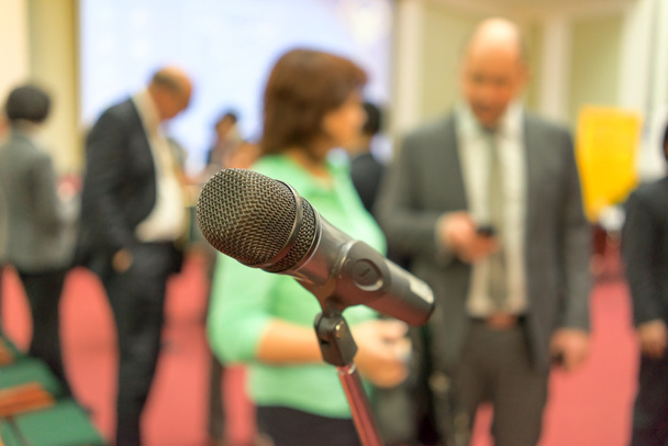 Микрофон в фокусе против размытой аудитории
 - Фото, изображение