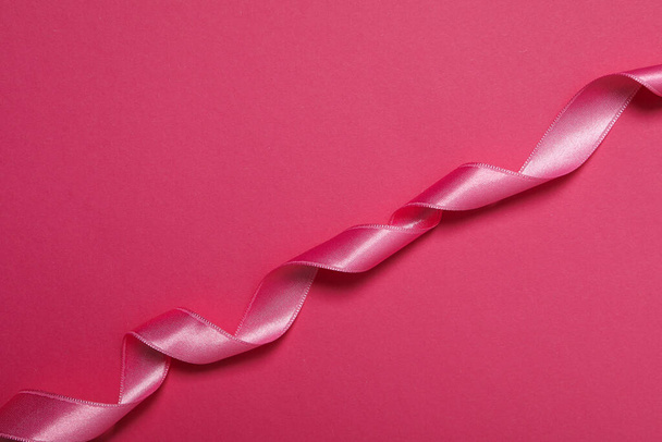 Concepto de diferentes cintas, cinta rosa sobre fondo rosa - Foto, imagen