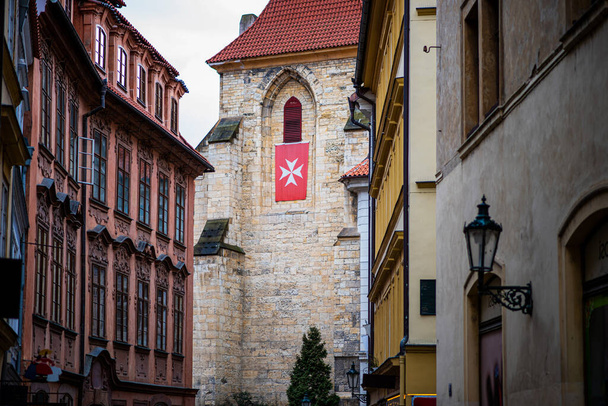 Vintage building facade wall. Windows. Classic architecture historic buildings of Prague. - Foto, Bild