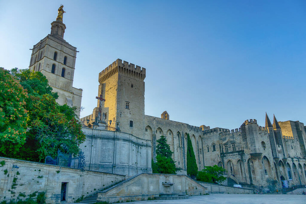 Blick auf den Palast der Päpste, Saint-Benezet in Avignon, Provence, Frankreich - Foto, Bild