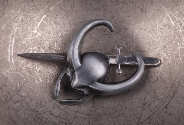 casco vikingo de hierro y espada - Foto, Imagen